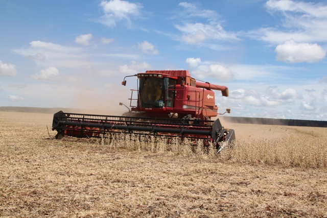 Máquinas agrícolas realizando plantio de soja e milho nos EUA