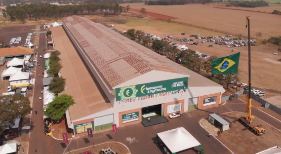 Visitantes circulam entre estandes da Fenasucro & Agrocana em Sertãozinho