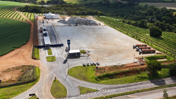 Aplicação de gesso agrícola em lavoura de café pela CultiBras