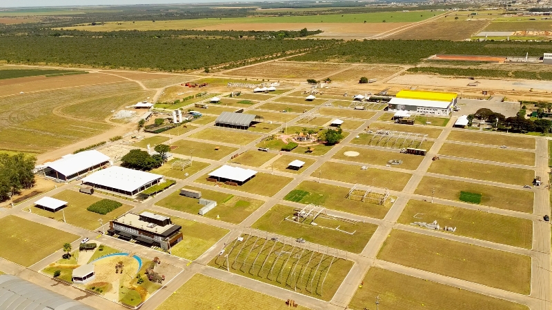 Montagem dos estandes na Bahia Farm Show 2025, expectativa de mais de 100 mil visitantes