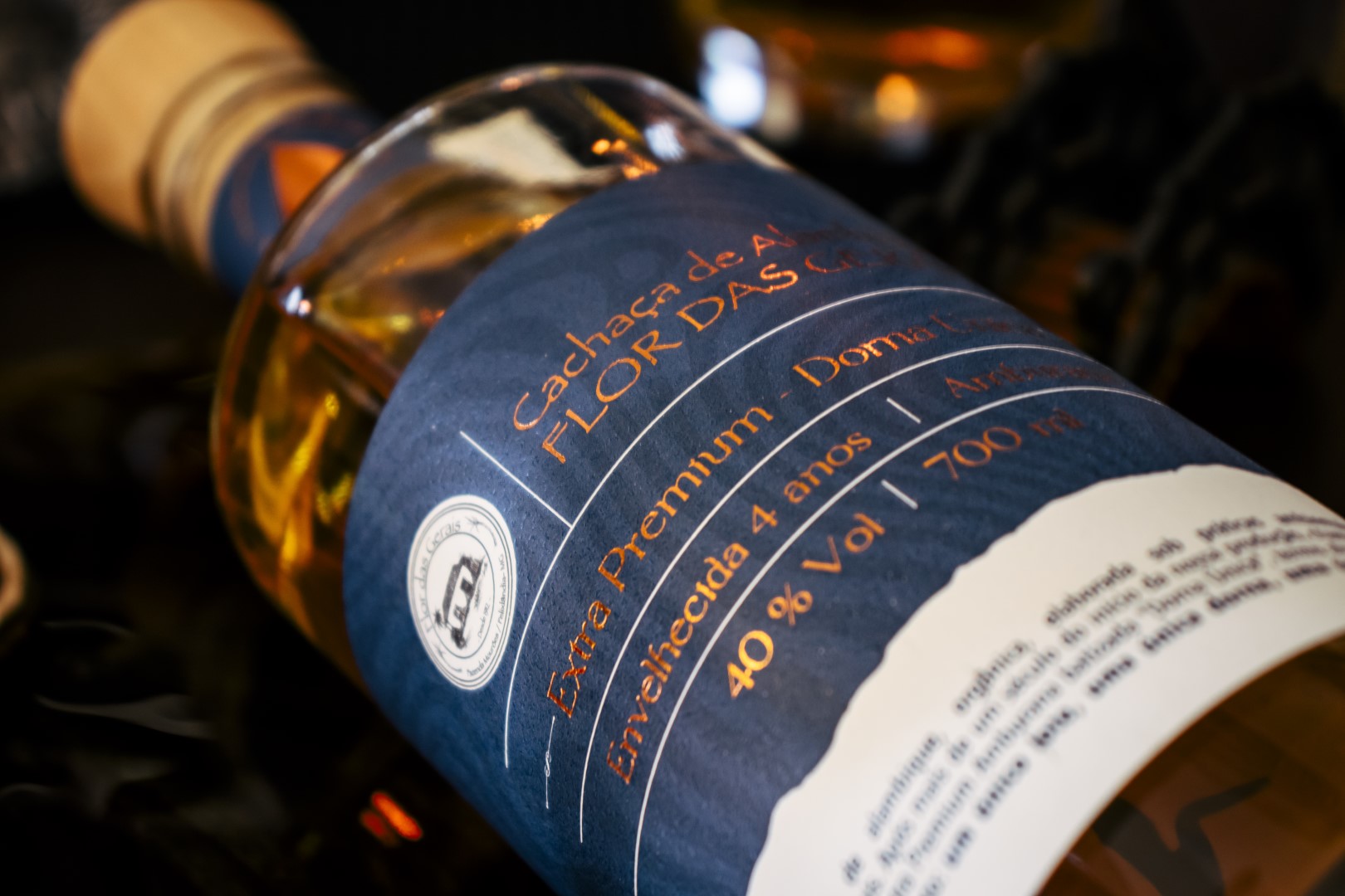 garrafas de cachaça orgânica Flor das Gerais em ambiente rústico