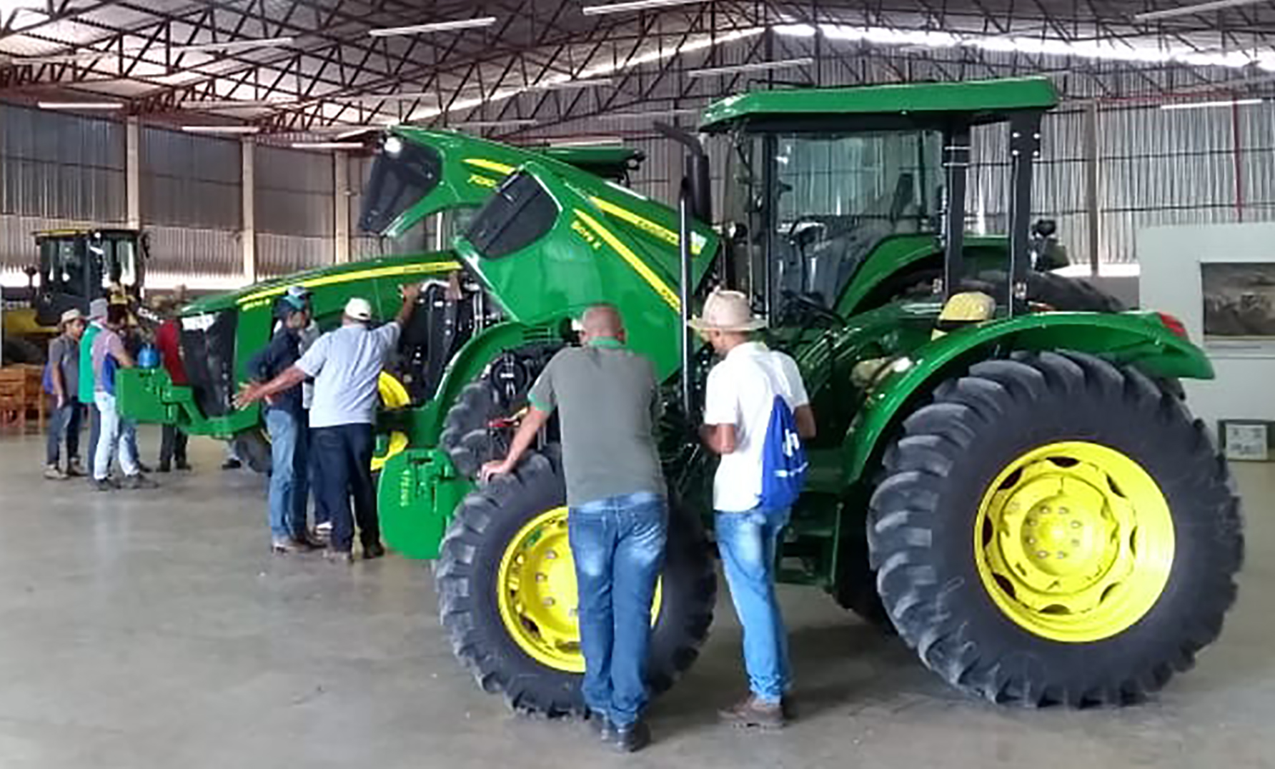Jovem operando máquina agrícola em treinamento do programa Inspirar Agro