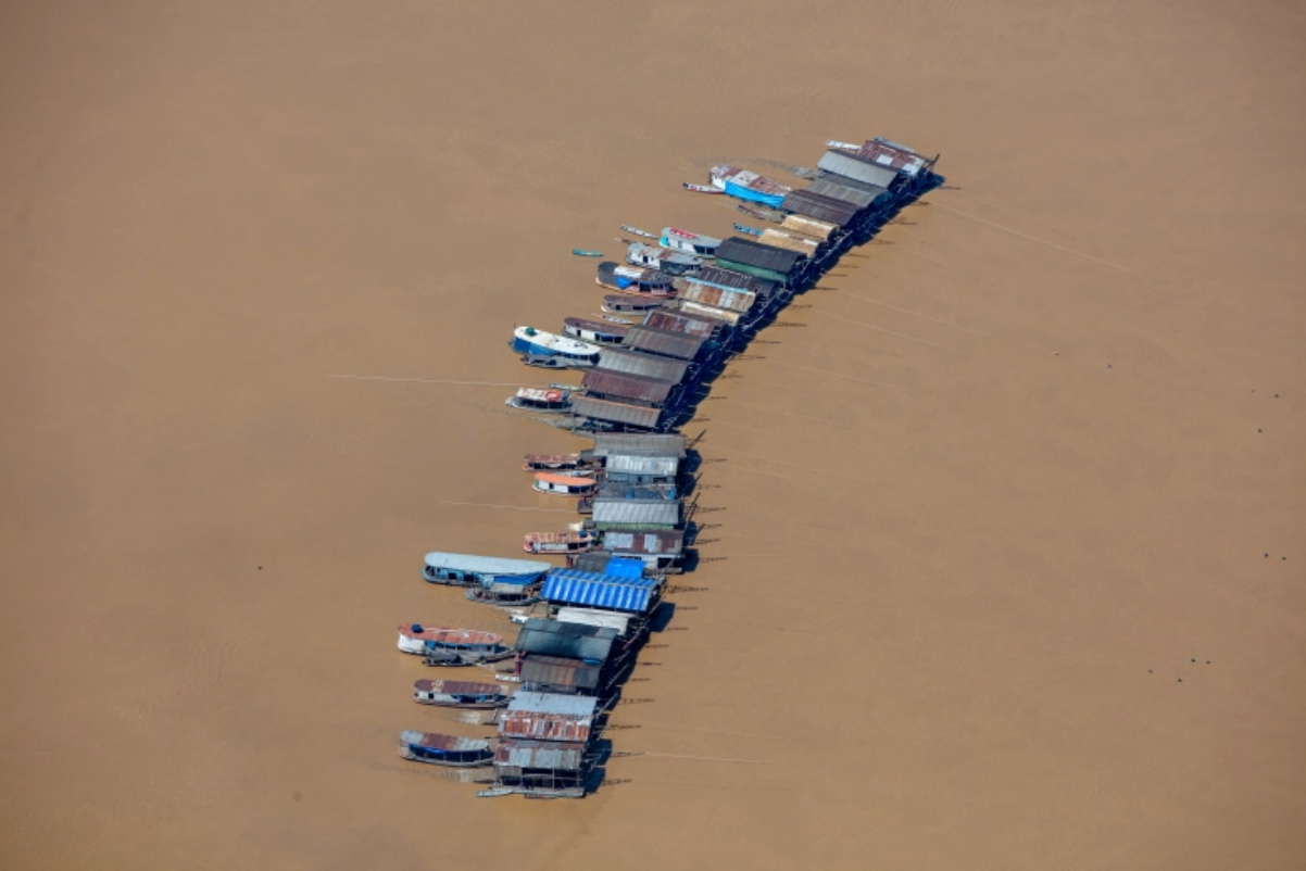 Balsas de garimpo ilegal operando no Rio Madeira próximo a áreas protegidas