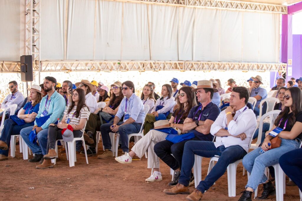 Produtores e especialistas participam do Dia do Algodão Abapa 2025 na Fazenda Santana, em Riachão das Neves (BA).