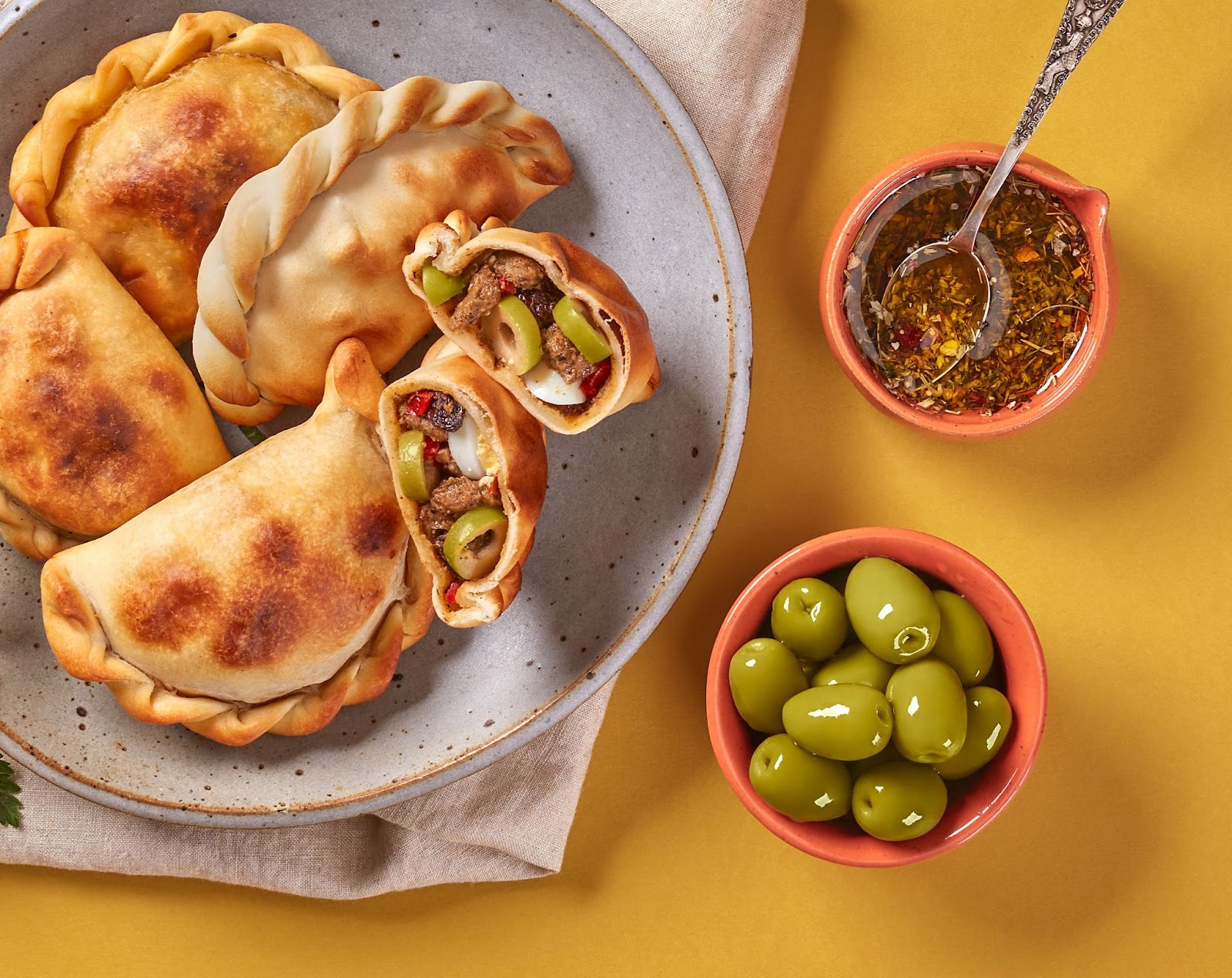 Azeitonas em pratos típicos regionais brasileiros