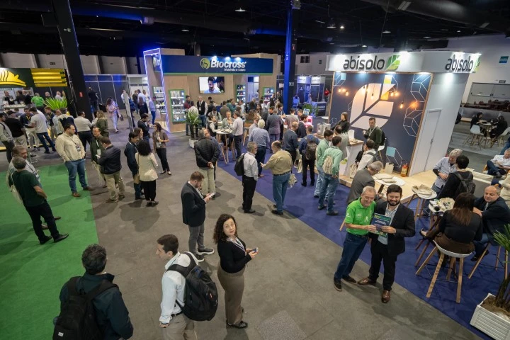 Palestrantes e público durante o Conexão Abisolo 2025 em Campinas — evento sobre inovação agrícola.