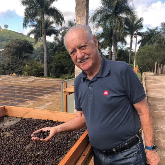 Dr. Aldir Alves Teixeira durante palestra sobre cafés de alta qualidade no Concurso de Qualidade dos Cafés de Origem da Região de Pinhal.