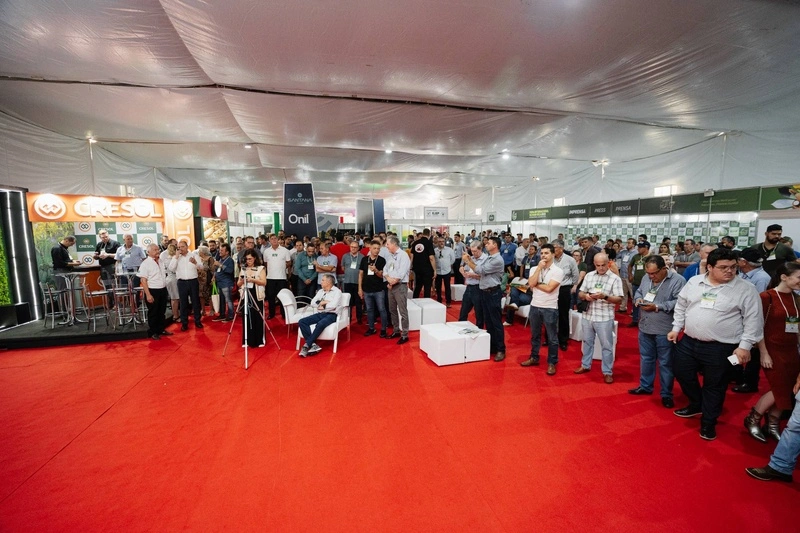 Visitantes e expositores durante a Feira Internacional da Mandioca 2025 em Paranavaí (PR).
