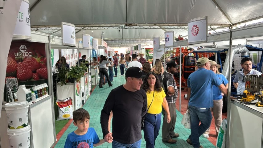 Público visitando estandes da Morango Agrotech 2025 em Bom Repouso (MG).