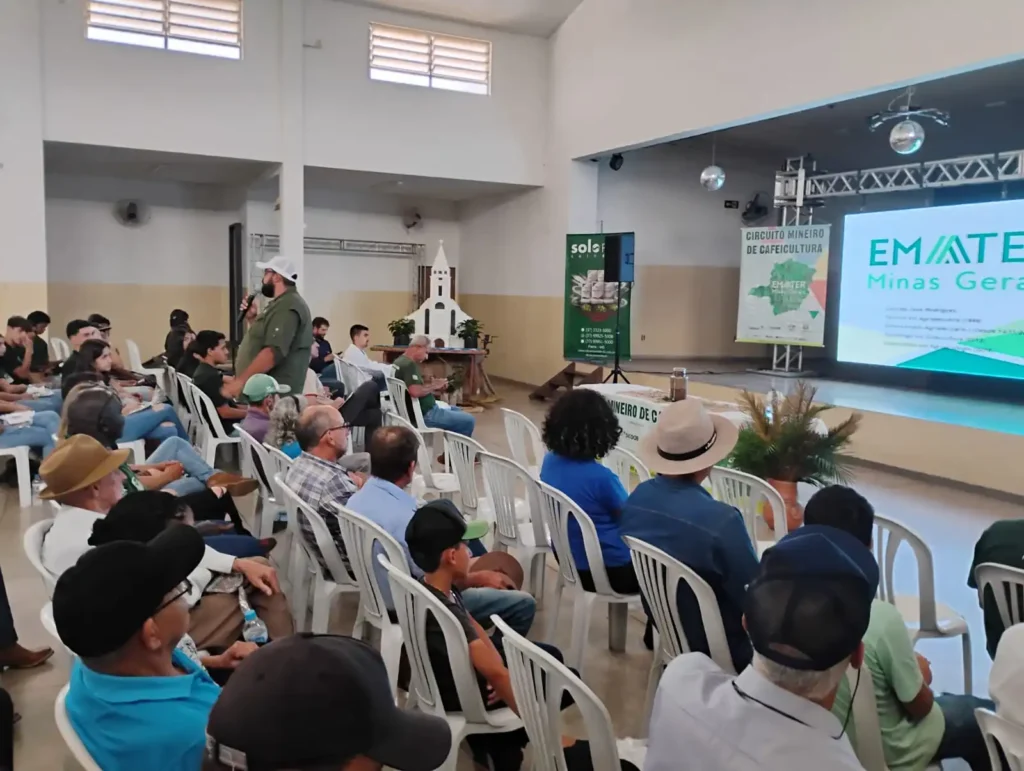Produtores de café participam de palestra técnica do Circuito Mineiro de Cafeicultura 2025 no Sul de Minas.