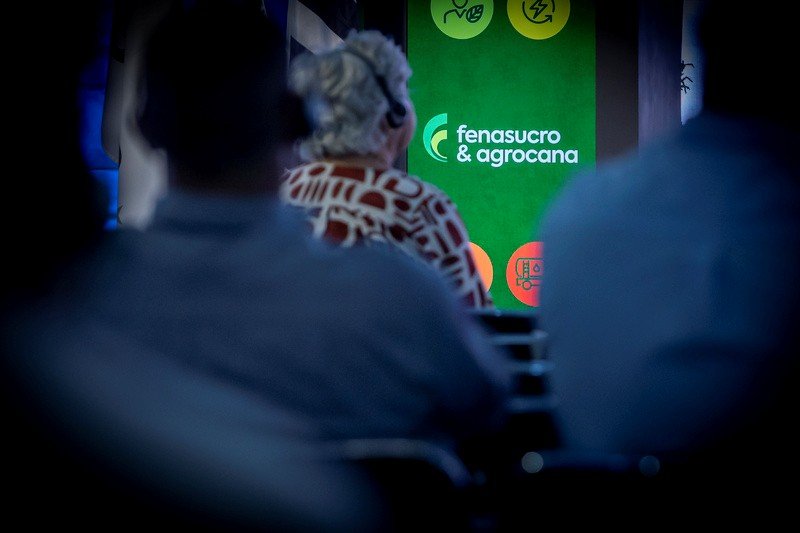 Evento Fenasucro & Agrocana destacando o programa Combustível do Futuro, com foco na transição energética no Brasil, produção de biocombustíveis e avanço da matriz energética limpa e autossuficiente.