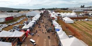 Visitantes e expositores na Expocafé em Três Pontas/MG, com máquinas agrícolas, tecnologias e soluções voltadas à cafeicultura brasileira.