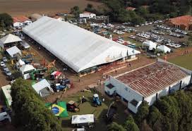 Vista da Expocitros com estandes de empresas, produtores rurais e tecnologias voltadas à inovação, sustentabilidade e citricultura em Cordeirópolis/SP