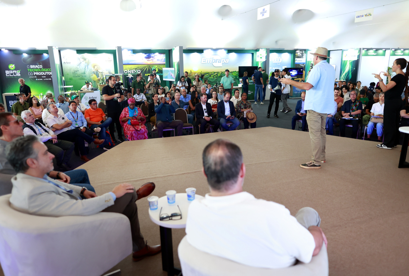Delegações internacionais visitam vitrines tecnológicas na AgroBrasília 2026 durante o Dia Internacional do evento agropecuário.