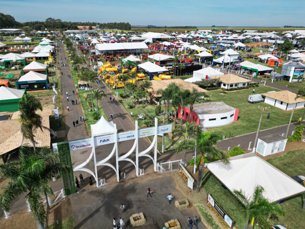 Movimentação de visitantes e expositores durante a AgroBrasília 2026, com destaque para máquinas agrícolas, tecnologia e inovação no agronegócio.