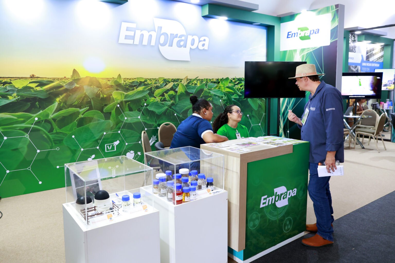 Especialista demonstra tecnologias da Embrapa e amostras de plantas oleaginosas para biocombustíveis no espaço AiTec da AgroBrasília.