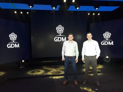 A esquerda está Cristian Brzezinski, Gerente da Cria da GDM Brasil. Já ao lado direito está Cesar Poletto, Líder de Negócios da GDM Brasil