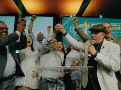 Produtor segura café premiado no Prêmio Região do Cerrado Mineiro 2025