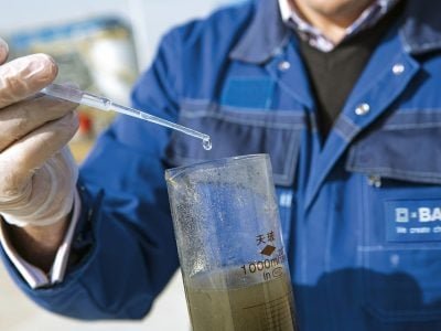 Justin Brightmore, project operation manager, demonstrates how Zetag® flocculant technology works in waste water separation. Zetag® is one of the products from the BASF cationic polyacrylamide (cPAM) plant in Nanjing, China.
Print free of charge. Copyright by BASF.

Justin Brightmore, Projektleiter, zeigt, wie die Zetag® 9000 Serie bei der Abwassertrennung funktioniert. Zetag® ist eines der Produkte der BASF Anlage fÃ¼r kationische Polyacrylamide (cPAM) in Nanjing/China.
Abdruck honorarfrei. Copyright by BASF.