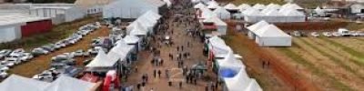 Visitantes e expositores na Expocafé em Três Pontas/MG, com máquinas agrícolas, tecnologias e soluções voltadas à cafeicultura brasileira.