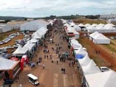 Visitantes e expositores na Expocafé em Três Pontas/MG, com máquinas agrícolas, tecnologias e soluções voltadas à cafeicultura brasileira.