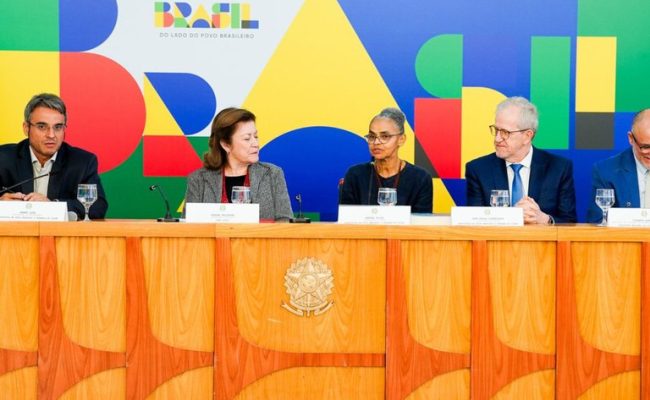 Após o término da reunião de colegiado que reúne 19 ministérios, a ministra Marina Silva e integrantes do Governo do Brasil concederam entrevista coletiva à imprensa no Palácio do Planalto. Foto: Rogério Cassimiro/MMA