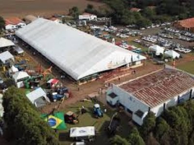 Vista da Expocitros com estandes de empresas, produtores rurais e tecnologias voltadas à inovação, sustentabilidade e citricultura em Cordeirópolis/SP