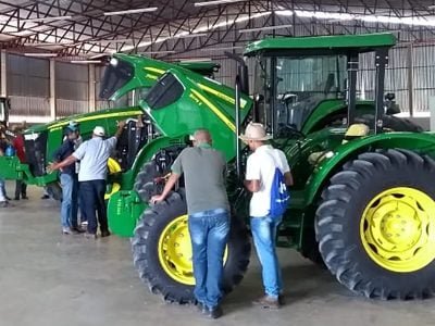 Jovem operando máquina agrícola em treinamento do programa Inspirar Agro