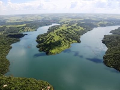 O Programa Buriti é um projeto que visa recuperar as nascentes e áreas degradadas, plantar árvores nas áreas de preservação, entre outros, na Bacia do Rio Uberabinha e Bom Jardim, que abastecem a cidade de Uberlândia e as áreas rurais - Créditos DMAE