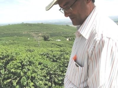 Adolfo aplica fertilizante Ã  base de fósforo em sua lavoura em Monte Belo - Crédito Samantha Mapa Epamig