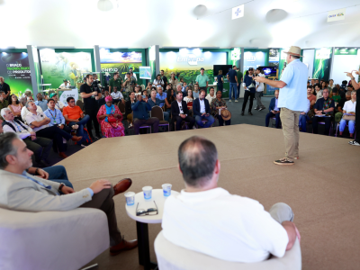 Delegações internacionais visitam vitrines tecnológicas na AgroBrasília 2026 durante o Dia Internacional do evento agropecuário.