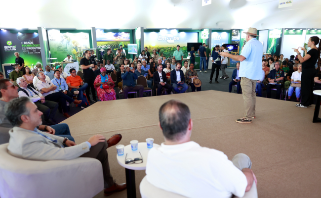 Delegações internacionais visitam vitrines tecnológicas na AgroBrasília 2026 durante o Dia Internacional do evento agropecuário.
