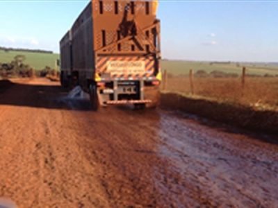Aplicação de água em estradas  canavieiras com o equipamento barriga d’água
