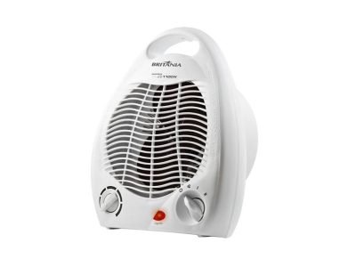 Pessoa usando aquecedor elétrico com selo do Inmetro em ambiente doméstico