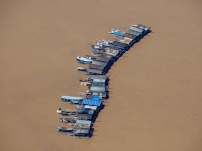 Balsas de garimpo ilegal operando no Rio Madeira próximo a áreas protegidas