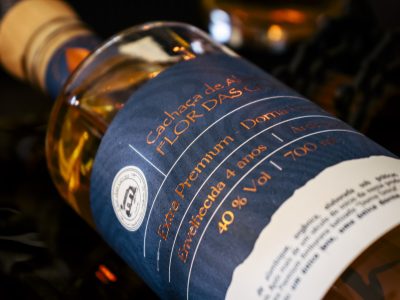 garrafas de cachaça orgânica Flor das Gerais em ambiente rústico