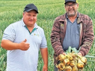 Daniel Wernke, assistente técnico comercial da Leão Agropecuária, e o produtor Lindomar Doerner