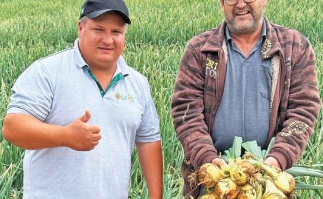 Daniel Wernke, assistente técnico comercial da Leão Agropecuária, e o produtor Lindomar Doerner