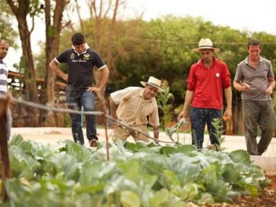 Agricultores, estudantes e representantes de instituicoes visitam as Unidades Demonstrativas do Programa Agua Brasil na Bacia do Rio Peruacu, Januaria, Minas Gerais, Brasil. Propriedade de Jose Aparecido de Macedo. Programa Agua Brasil, eixo Agua e Agricultura. Foto: Eduardo Aigner/WWF-Brasil.