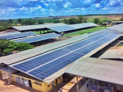 Complexo-solar-em-fazenda-leiteira-localizada-em-Inhauma---MG-foto-Divulgacao-Solarvolt (Telefone)
