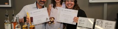 Eric Faustino e Cibele Silveira, produtores da Cachaça Maria Clara, de Itu, ao lado da filha Maria Clara, durante a premiação do II Concurso Estadual de Qualidade da Cachaça Paulista, em 2025. A Maria Clara Amburana conquistou Ouro, enquanto a Maria Clara Branquinha recebeu Prata.