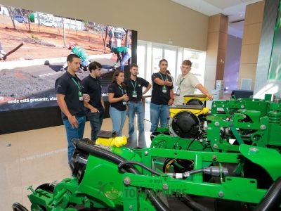 Vista aérea de evento agro com produtores, expositores e máquinas agrícolas