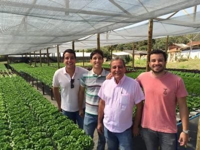 Daniel (blusa com listras) e família