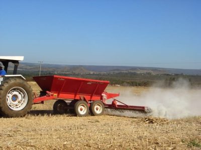 Distribuição de calcário em SPD - Crédito Djalma Martinhão