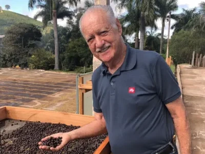 Dr. Aldir Alves Teixeira durante palestra sobre cafés de alta qualidade no Concurso de Qualidade dos Cafés de Origem da Região de Pinhal.