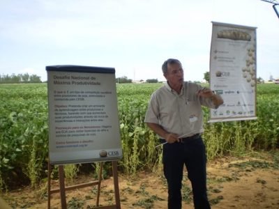 Dr. PlÃ­nio de Souza palestrando na Passarela da Soja no Oeste-Baiano. Crédito CESB