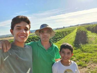Edélcio vê nos filhos, Natan e Davi, a continuidade do negócio - Foto_ Arquivo pessoal (1)
