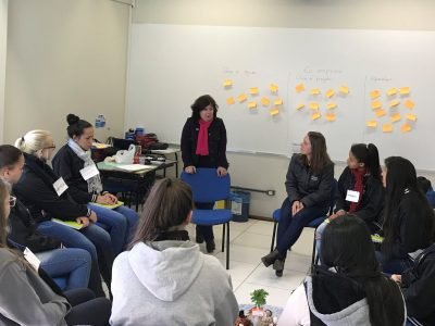 Educadora-Maria-da-Graça-media-os-encontros-das-egressas-durante-o-programa