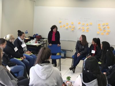 Educadora-Maria-da-Graça-media-os-encontros-das-egressas-durante-o-programa