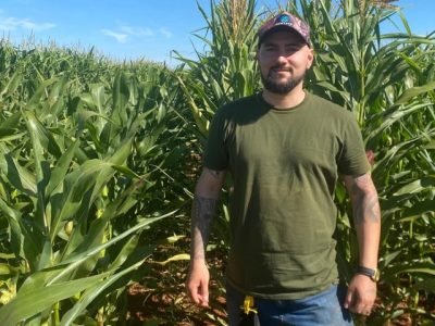 Estagiário da Corteva Agriscience em atividade de campo no agronegócio